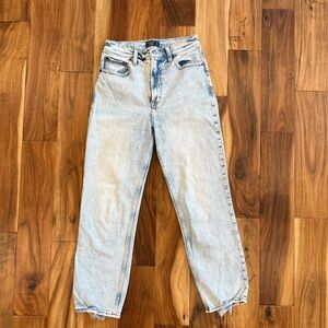 Abercrombie & Fitch Ultra High Rise Straight Jeans in Light Wash size 27/4R